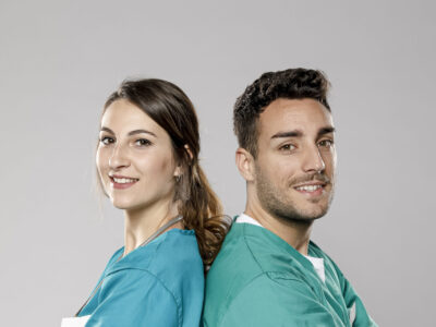 side-view-smiley-doctors-posing side-view-smiley-doctors-posing